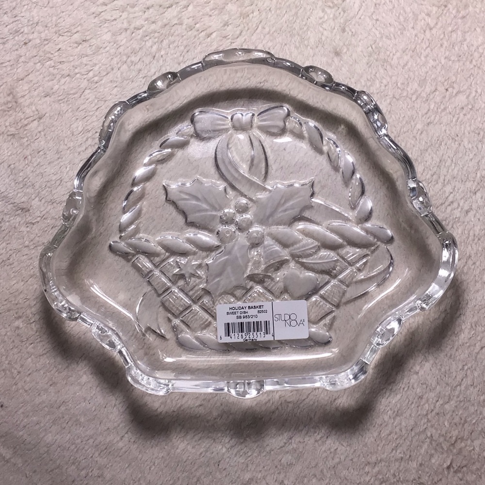 Studio Nova holiday basket sweet dish